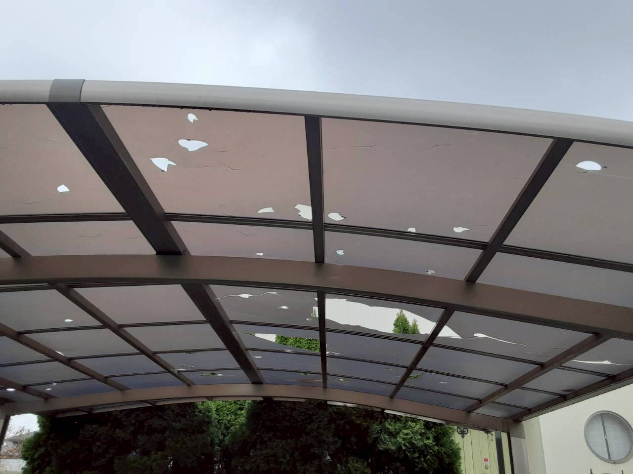 ひび割れが広がった屋根材の状態